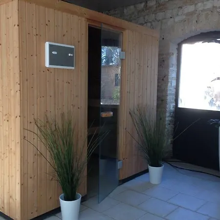 Le Chateau De Bed & Breakfast 3*