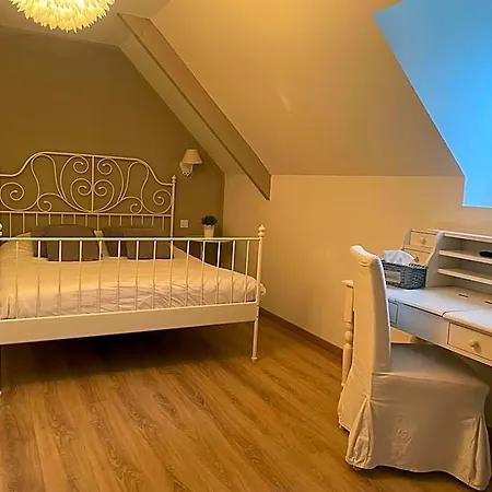Le Chateau De Bed & Breakfast