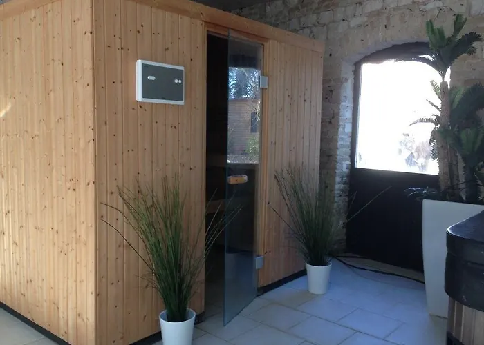 Le Chateau De Bed & Breakfast 3*